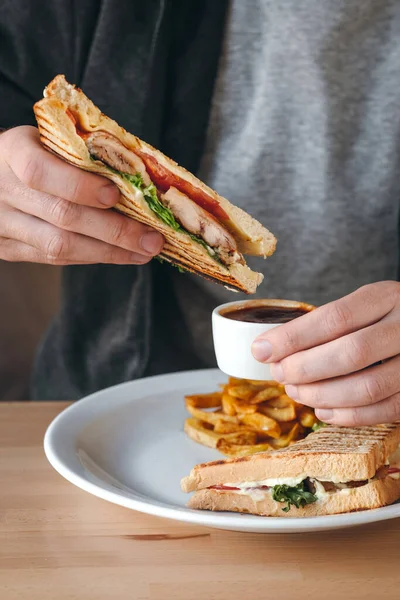 Människans Händer Äter Bacon Kyckling Klubb Smörgås Med Pommes Frites — Stockfoto