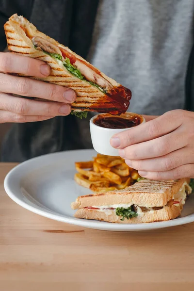 Människans Händer Äter Bacon Kyckling Klubb Smörgås Med Pommes Frites — Stockfoto