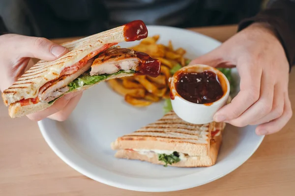 Människans Händer Äter Bacon Kyckling Klubb Smörgås Med Pommes Frites — Stockfoto