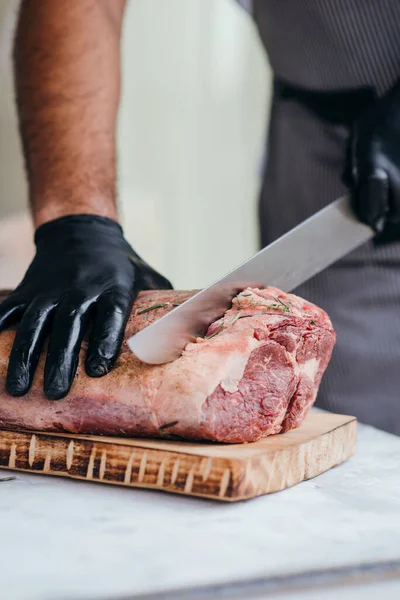 Chef Cortando Carne Crua Tábua Corte Cozinheiro Profissional Luvas Segurando — Fotografia de Stock