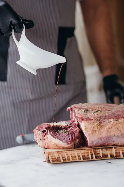 Chef Adicionando Molho Carne Crua Tábua Corte Cozinheiro Profissional Luvas — Fotografia de Stock