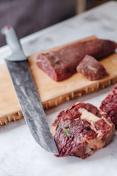 Carne Porco Fresca Fundo Escuro — Fotografia de Stock