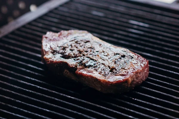 おいしい牛ヒレ肉ステーキグリル上のスパイスと — ストック写真