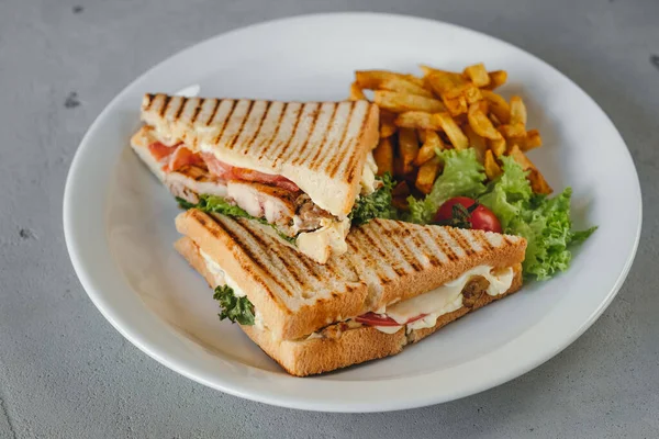 Tallrik Med Två Kyckling Och Bacon Club Smörgåsar Med Pommes — Stockfoto