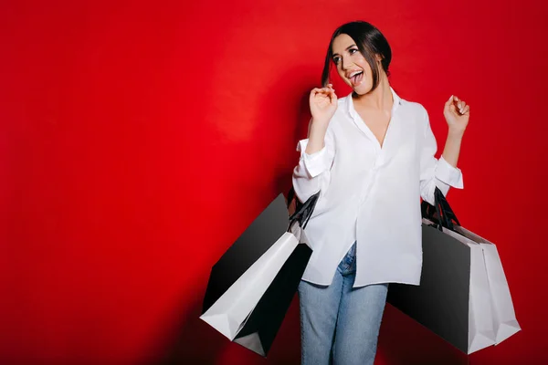 Spännande Kvinna Med Massor Shoppingväskor Dans Isolerad Röd Bakgrund — Stockfoto