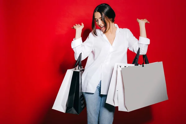 Mujer Emocionada Con Montón Bolsas Compras Bailando Aislado Sobre Fondo —  Fotos de Stock