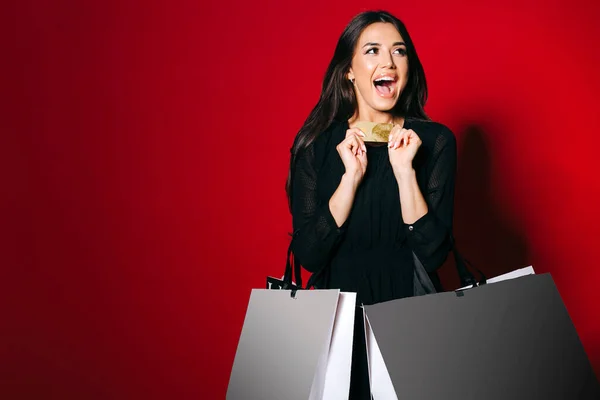 Mujer Morena Sonriente Llevando Bolsas Compras Sosteniendo Una Tarjeta Crédito —  Fotos de Stock