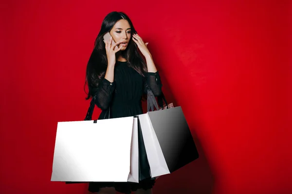 Güzel Stil Sahibi Genç Bir Kadın Elinde Alışveriş Poşetleri Telefonda — Stok fotoğraf