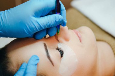 Güzellik salonunda kirpik uzatma prosedürü. Uzun kirpikli kadın gözü.