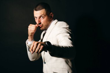 Beyaz takım elbiseli, boks yapmaya hazır iş adamının portresi..