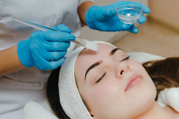 Салон красоты, косметическая маска для пилинга лица. Концепция лечения кожи
.