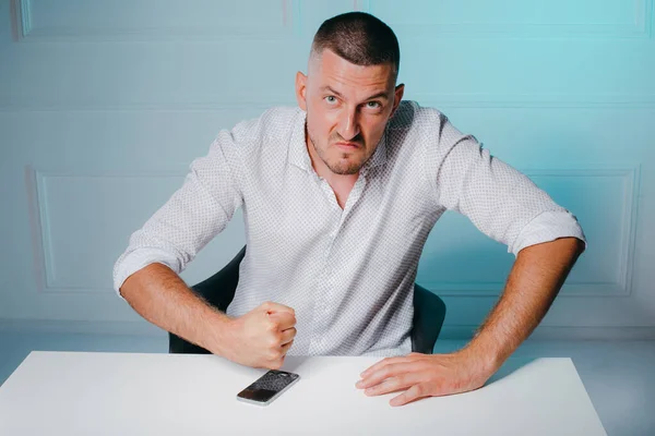 Adam Telefona Yumruğuyla Vuruyor Masada Çatlaklar Olan Kırık Bir Telefon — Stok fotoğraf