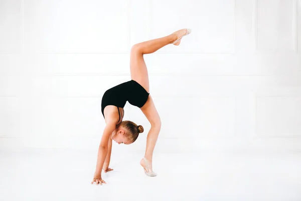 Menina Vestido Preto Fazendo Ginástica Uma Perna Fundo Branco — Fotografia de Stock