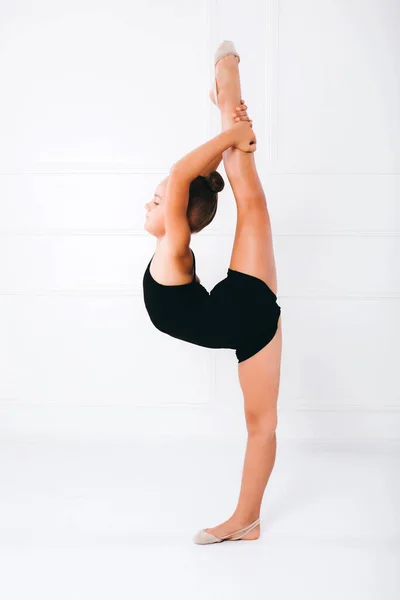 Menina Vestido Preto Fazendo Ginástica Uma Perna Fundo Branco — Fotografia de Stock