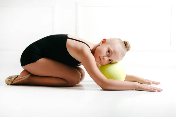 Jong Meisje Atleet Ritmische Gymnastiek Een Zwart Pak Lyong Vloer — Stockfoto