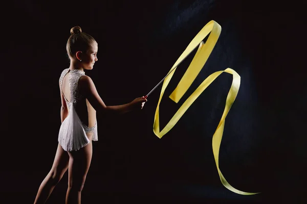 Dziewczyna Gimnastyczka Białym Błyszczącym Stroju Gimnastycznym Robi Węża Powietrzu Żółtą — Zdjęcie stockowe
