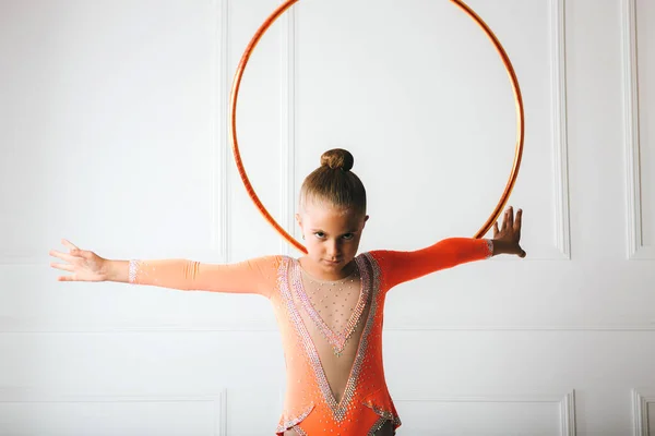 Vacker Allvarlig Passform Gymnast Flicka Sportkläder Persika Klänning Poserar Med — Stockfoto