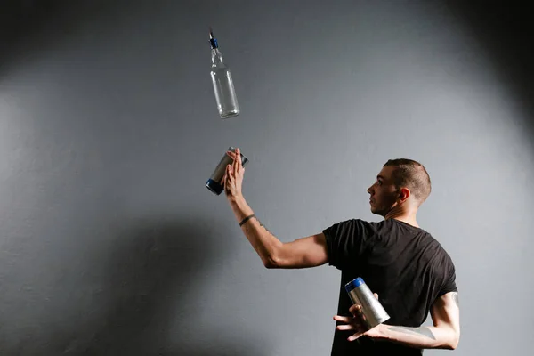 Professinal Barman Hombre Sacudiendo Cóctel Espalda Vista Sobre Fondo Gris — Foto de Stock