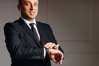 Kulaklıklı ve akıllı işadamı