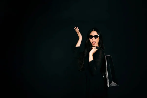 Menina Bonita Óculos Sol Vestido Preto Com Saco Compras Suas — Fotografia de Stock