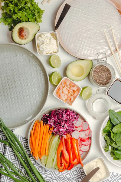 Visão Superior Dos Ingredientes Para Cozinhar Rolos Primavera Cenouras Pepinos — Fotografia de Stock