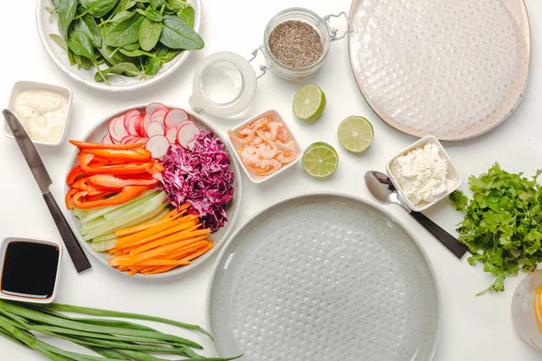 Vue Dessus Des Ingrédients Pour Cuisson Des Rouleaux Printemps Carottes — Photo