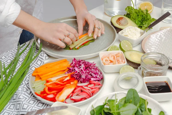 Processo Cozinhar Rolos Primavera Mãos Mulher Que Põem Rolo Primavera — Fotografia de Stock