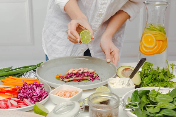 Ženský Ruce Přidávají Citrónovou Šťávu Jarní Závitek Foto Recept Asijské — Stock fotografie