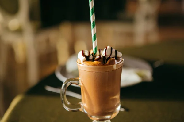 Nahaufnahme Von Heißer Schokolade Mit Marshmellow Einem Glas Mit Papierstroh — Stockfoto