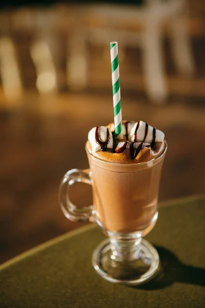 Heiße Schokolade Mit Marshmellow Einem Glas Mit Papierstroh Perfekter Winterdrink — Stockfoto