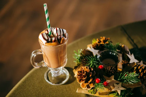 Nahaufnahme Von Heißer Schokolade Mit Marshmellow Einem Glas Mit Papierstroh — Stockfoto