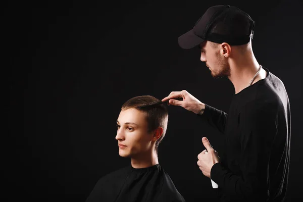 Peluquería Peluquero Peina Cabello Del Hombre Mientras Hace Peinado Barbería — Foto de Stock