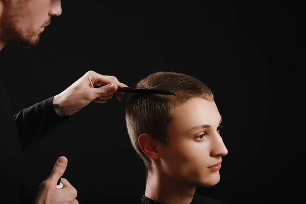 Close Barber Combing Man Hair Making Hairstyle Modern Barbershop Black — Stock Photo, Image