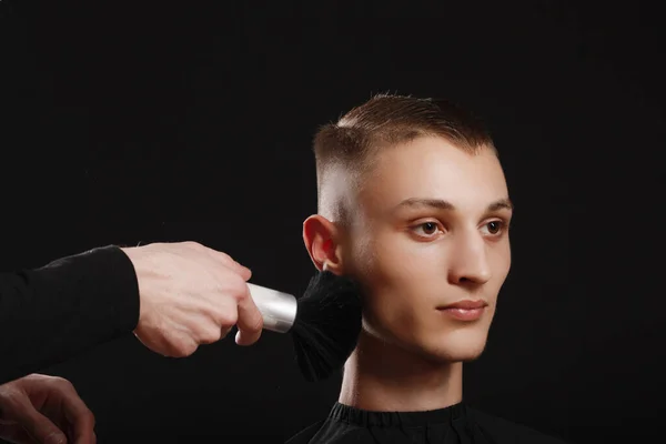 Hacer Que Corte Pelo Vea Perfecto Con Cepillo Joven Hombre —  Fotos de Stock