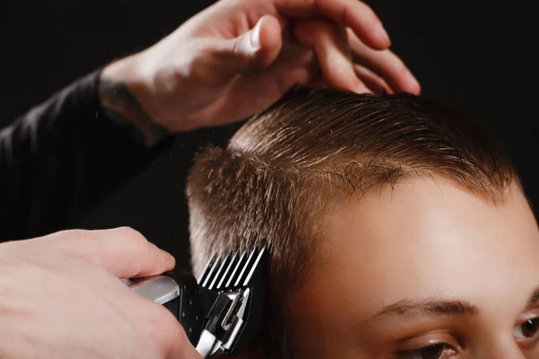 Närbild Ung Man Som Trimmas Med Elektrisk Clipper Maskin Frisör — Stockfoto