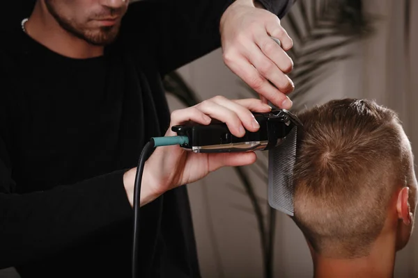 Fryzjer Obcinający Włosy Młodego Człowieka Salonie Fryzjerskim Profesjonalnym Narzędziem Strzyżenia — Zdjęcie stockowe