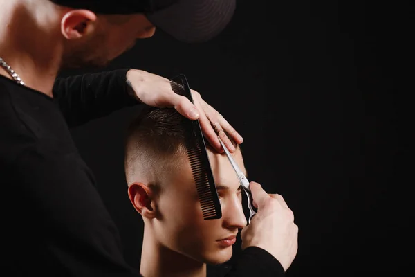 Zbliżenie Się Fryzjer Pomocą Nożyczki Grzebień Zrobić Fryzurę Dla Młody — Zdjęcie stockowe