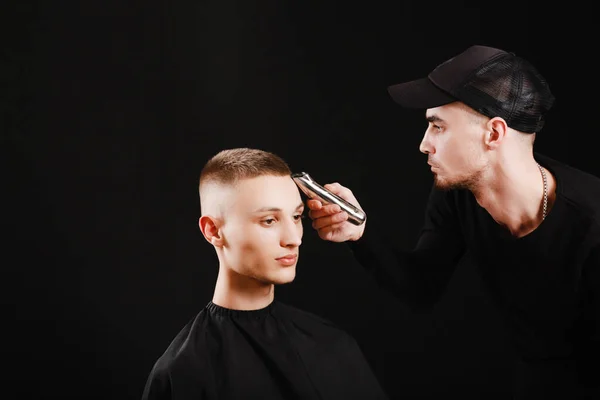 Barbeiro Fazendo Corte Cabelo Homem Jovem Barbearia Com Aparador Elétrico — Fotografia de Stock