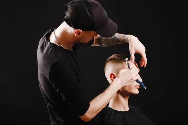 Frisør Efterbehandling Frisure Med Barberblad Til Klient Professionel Frisørsalon - Stock-foto