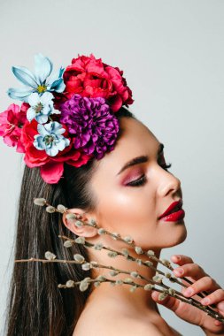 Kafasında çiçekler ve parlak makyajlı güzel bir bahar kızı. Takvim güzel kız.