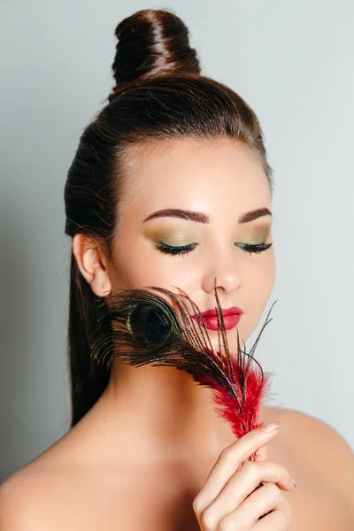 Retrato Uma Mulher Nua Com Pão Segurando Pena Pavão Menina — Fotografia de Stock