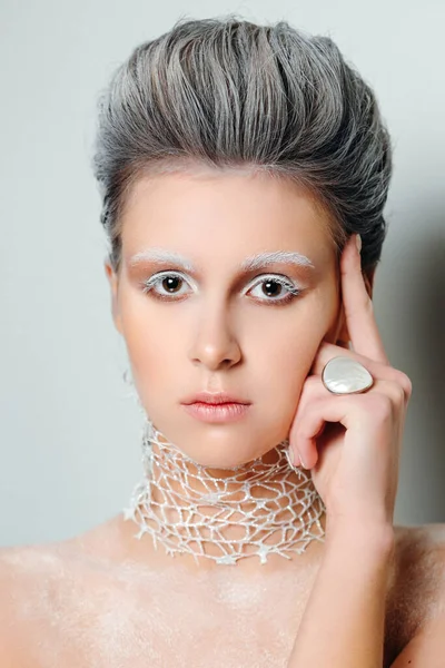 Retrato Invierno Una Mujer Elegante Con Pestañas Cejas Blancas Cogida — Foto de Stock