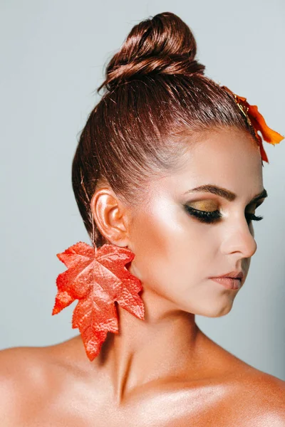 Retrato Moda Hermosa Mujer Con Bollo Con Hojas Amarillas Decoración — Foto de Stock