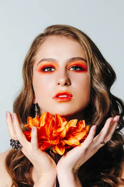 Πορτραίτο Ομορφιάς Μιας Γυναίκας Ένα Πορτοκαλί Λουλούδι Ζέρμπερα Και Φωτεινό — Φωτογραφία Αρχείου