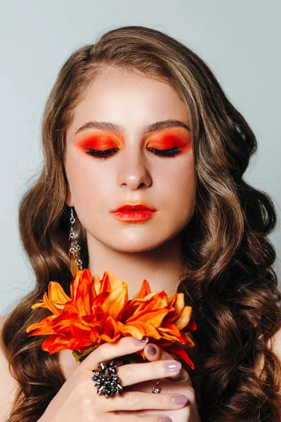 Πορτραίτο Ομορφιάς Μιας Γυναίκας Ένα Πορτοκαλί Λουλούδι Ζέρμπερα Και Φωτεινό — Φωτογραφία Αρχείου