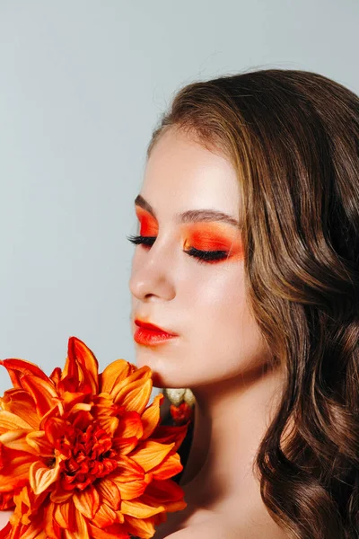 Retrato Beleza Uma Mulher Com Uma Flor Gerbera Laranja Maquiagem — Fotografia de Stock