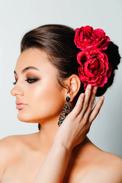 Retrato Moda Mulher Bonita Com Flores Cor Rosa Seu Cabelo — Fotografia de Stock