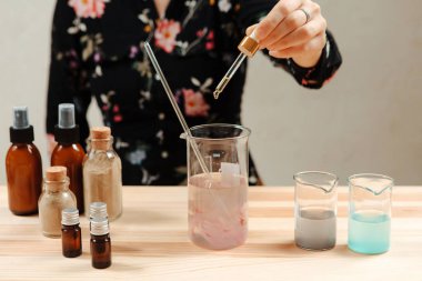 Güzellik derisi tedavisine malzeme ekleyen kadınlara yakın çekim. Doğal organik kozmetik ürünlerinin el yapımı ürünleri.