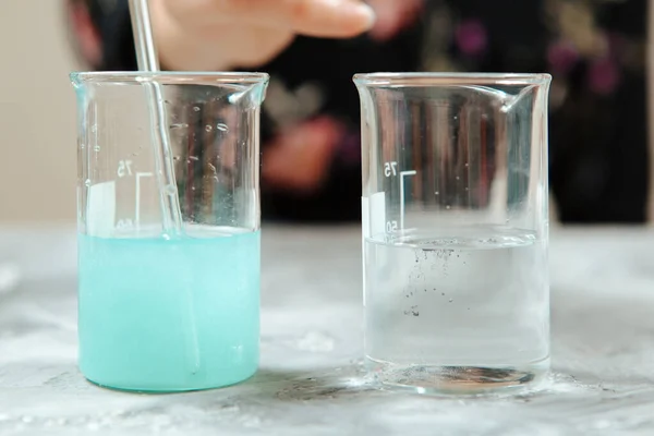 Okulary Kolorowymi Płynami Kosmetyków Naukowiec Przygotowuje Surowce Organiczne Ręcznie Praca — Zdjęcie stockowe