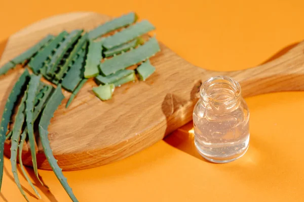 Primo Piano Aloe Tagliata Tavola Legno Una Bottiglia Vetro Con — Foto Stock